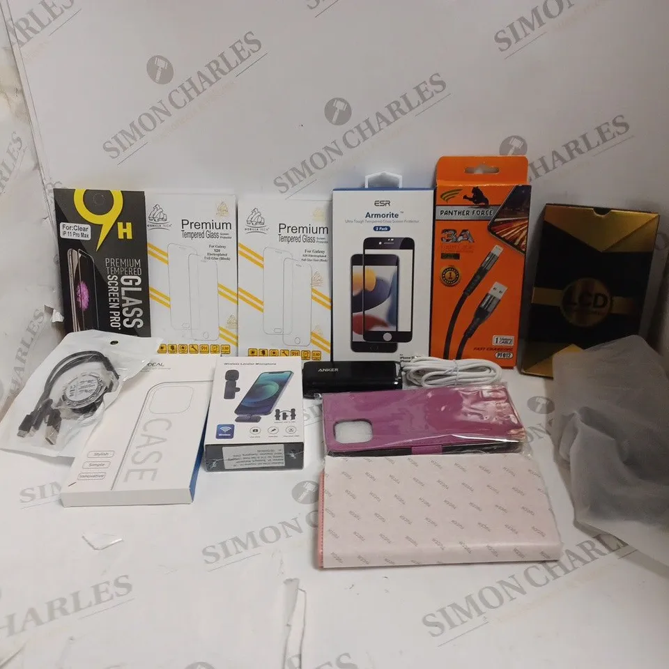 LOT OF APPROXIMATELY 25 PHONE ACCESSORIES AND ELECTRICALS TO INCLUDE TEMPERED GLASS SCREEN PROTECTORS, POWER BANKS, LAVALIER MICROPHONES, ETC