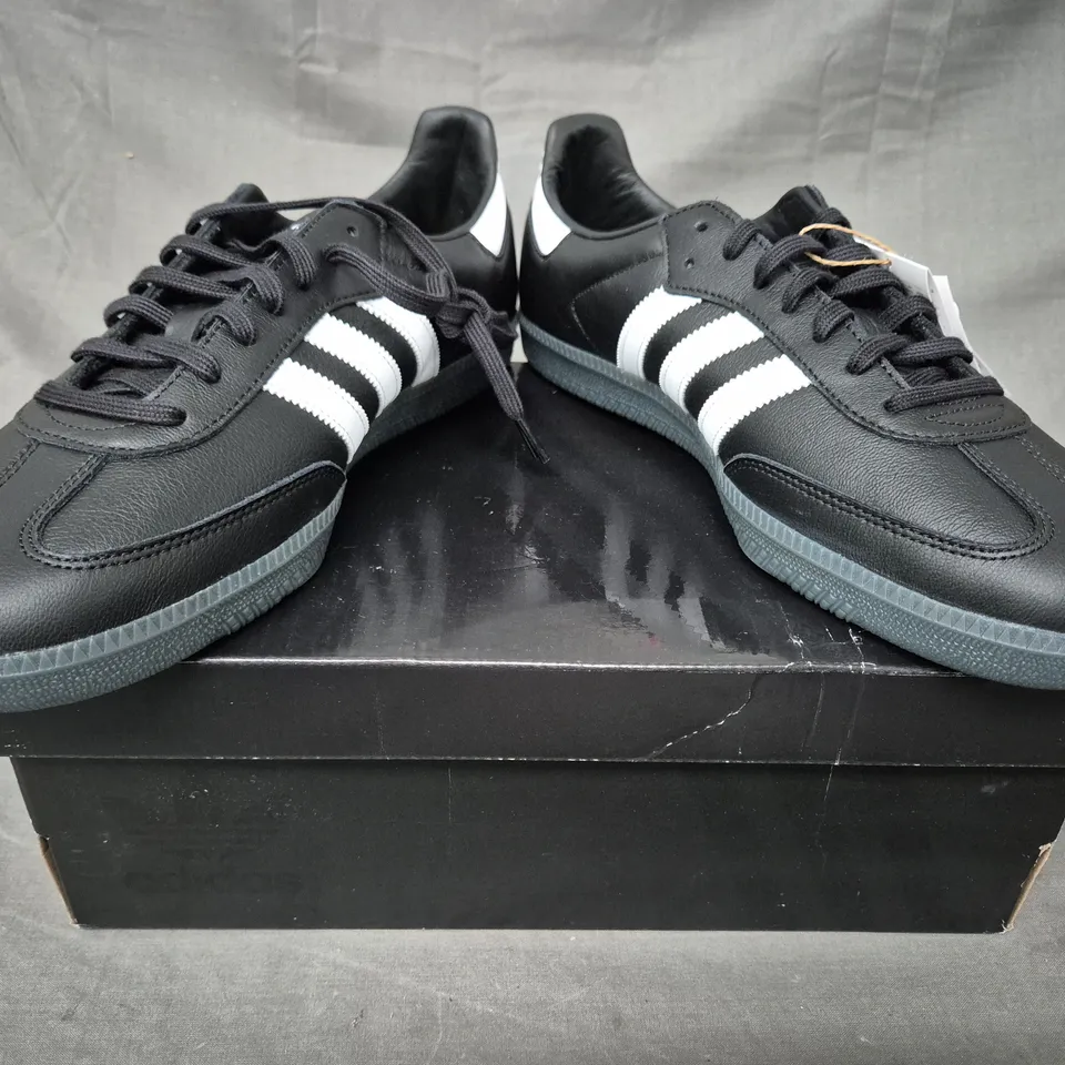 BOXED PAIR OF ADIDAS FA SAMBA SHOES IN BLACK/WHITE UK SIZE 11