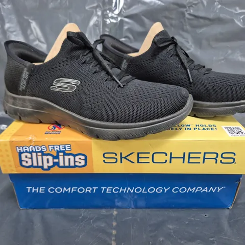 BOXED PAIR OF SKECHERS TRAINERS IN BLACK SIZE 7