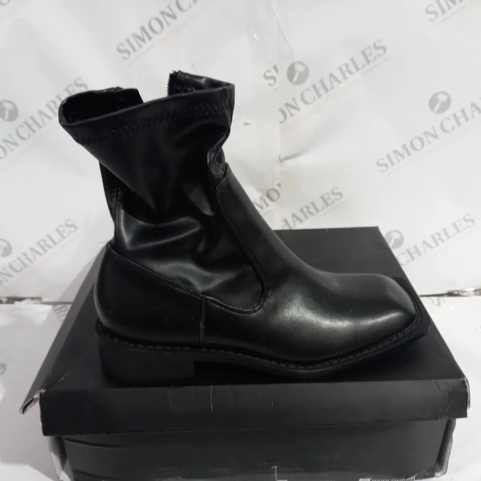 RAID LONDON ANNELIEN SQUARE TOE SOCK BOOTS IN BLACK SIZE 4