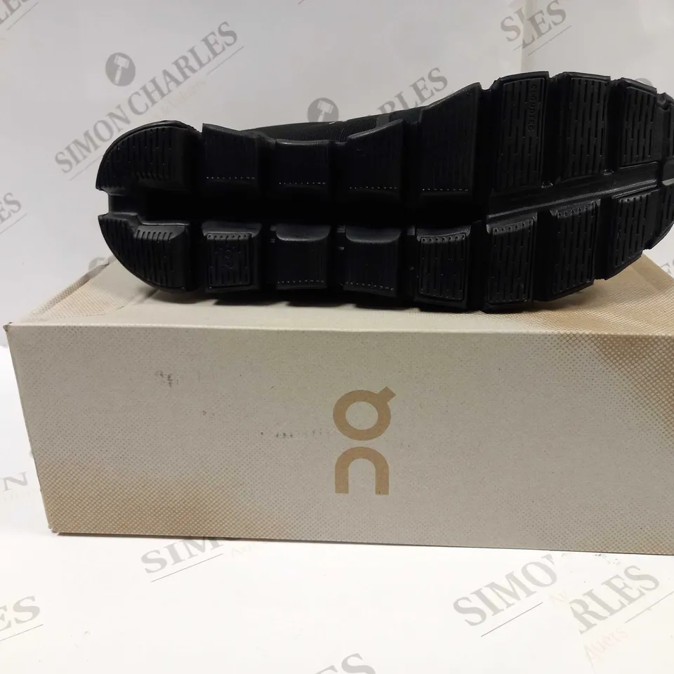 BOXED PAIR OF ON CLOUD 5 WATERPROOF SHOES IN BLACK UK SIZE 12.5 