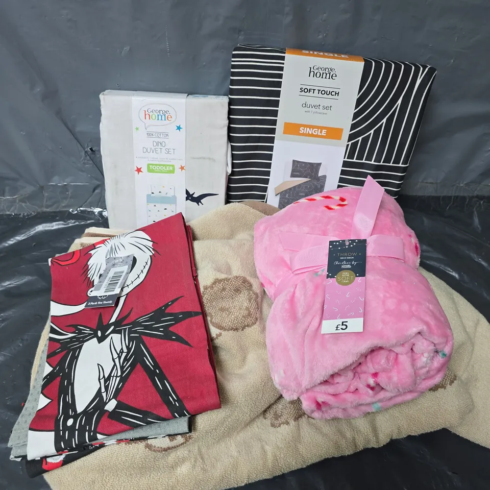 APPROXIMATELY 15 ASSORTED HOMEWARE ITEMS TO INCLUDE SOFT TOUCH DUVET SET SINGLE, TODDLER DINO DUVET SET, PINK THROW, ETC