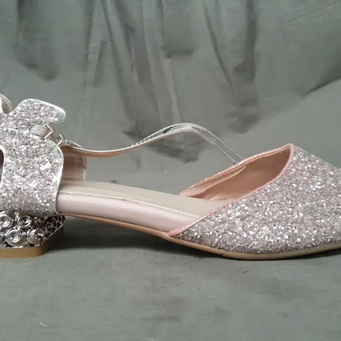 BOXED PAIR OF DESIGNER CLOSED TOE LOW HEEL SHOES IN PINK W. GLITTER EFFECT ASIAN SIZE 240