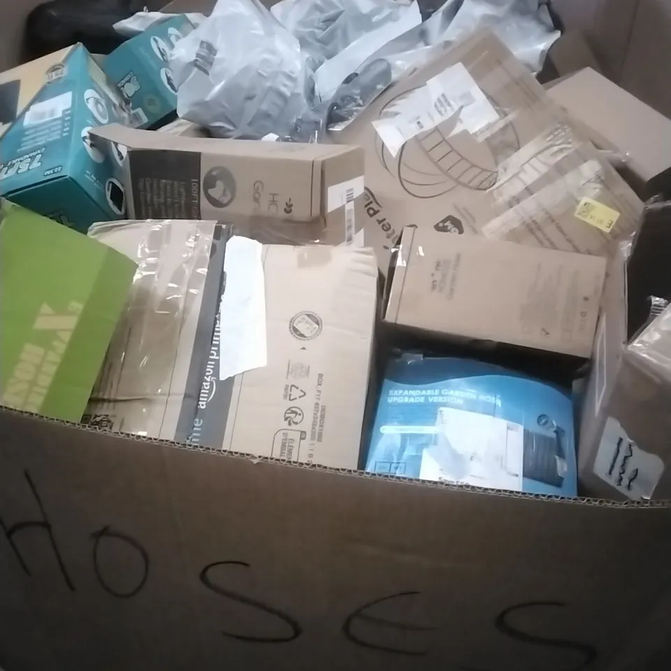 A PALLET CONTAINING A LARGE QUANTITY OF ASSORTED GARDEN HOSES, SWIMMING PRODUCTS ETC