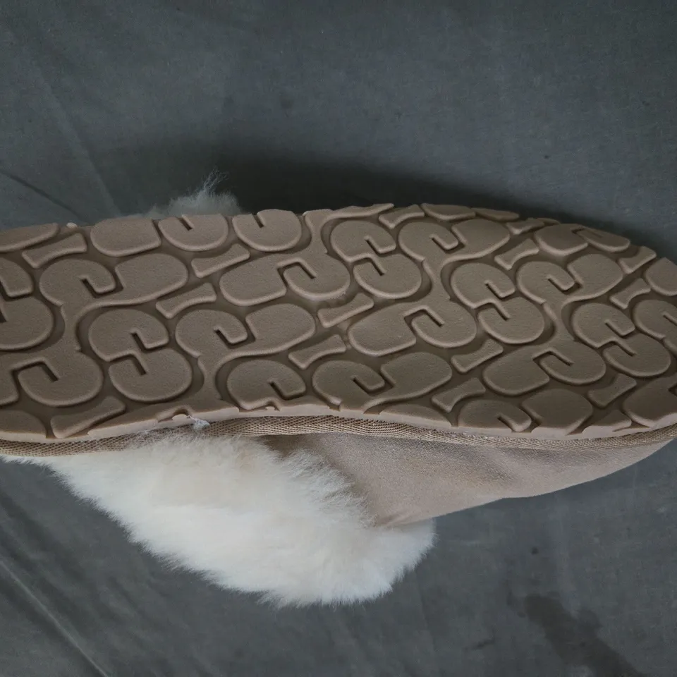 BOXED PAIR OF UGG SLIPPERS IN BEIGE UK SIZE 7.5