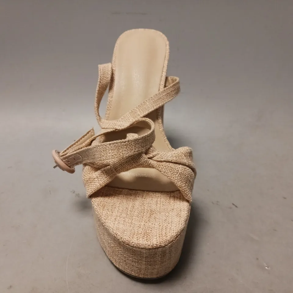 BOXED PAIR OF DESIGNER OPEN TOE PLATFORM BLOCK HEEL SANDALS IN SAND EU SIZE 35