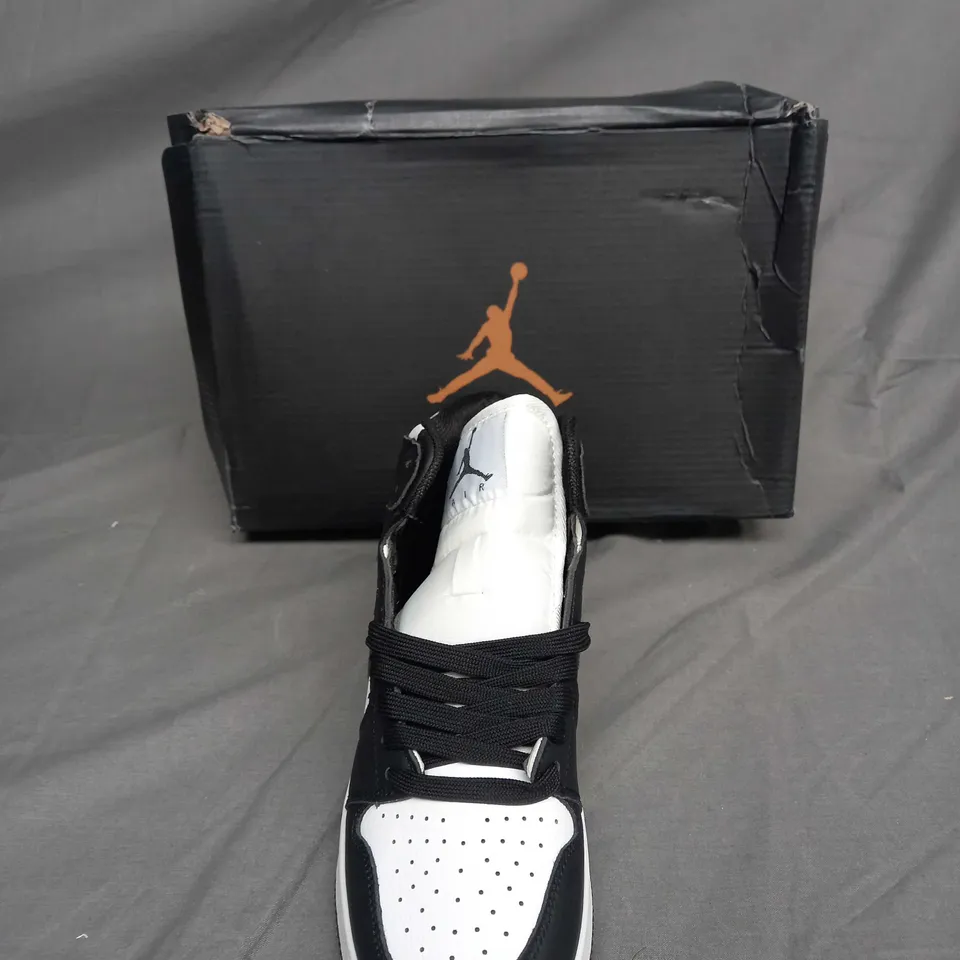 BOXED PAIR OF AIR JORDAN 1 HIGH BLACK/WHITE SIZE UK 5.5