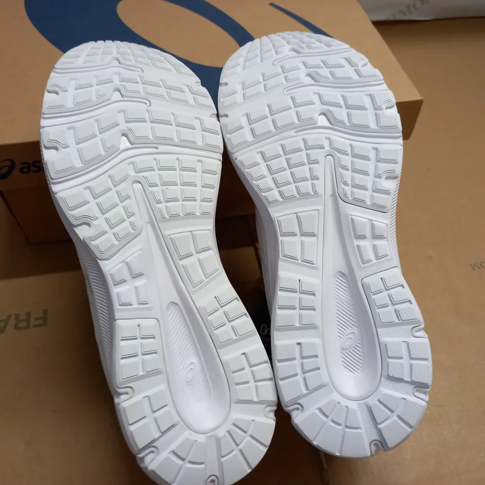 BOXED BRAND NEW JOLT 3 MENS TRAINERS IN WHITE - UK 7