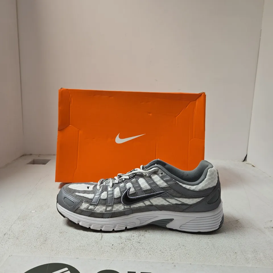 NIKE RUNNING SHOES – MEN'S, UK 12 (US 13), GREY/BLACK