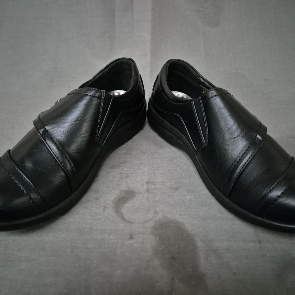 BOXED PAIR OF CUSHION-WALK SHOES IN BLACK SIZE 6