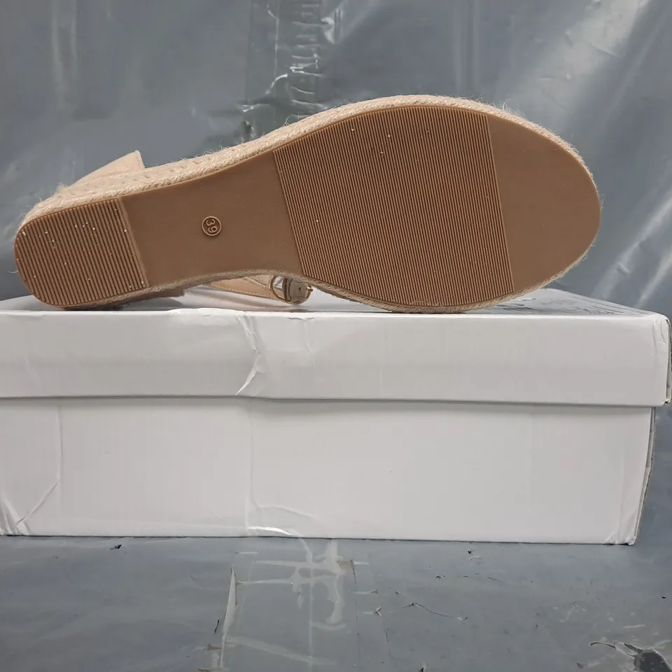 BOXED PAIR OF UNBRANDED CLOSED TOE WEDGE SHOES IN BEIGE SIZE EU 39