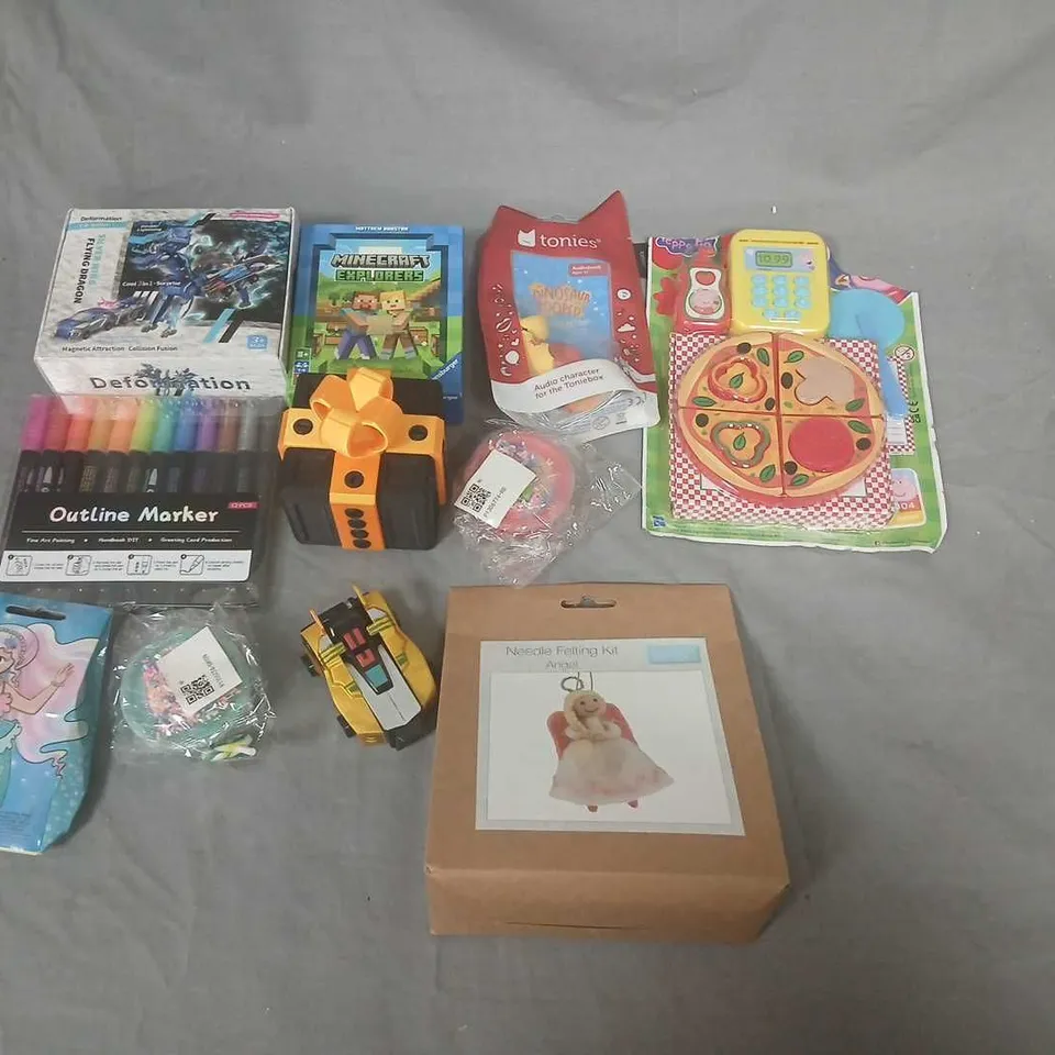 TOY & CRAFT MIXED LOT: TONIES, MINECRAFT EXPLORERS, PIZZA PLAYSET, MARKER SET & NEEDLE FELTING KIT