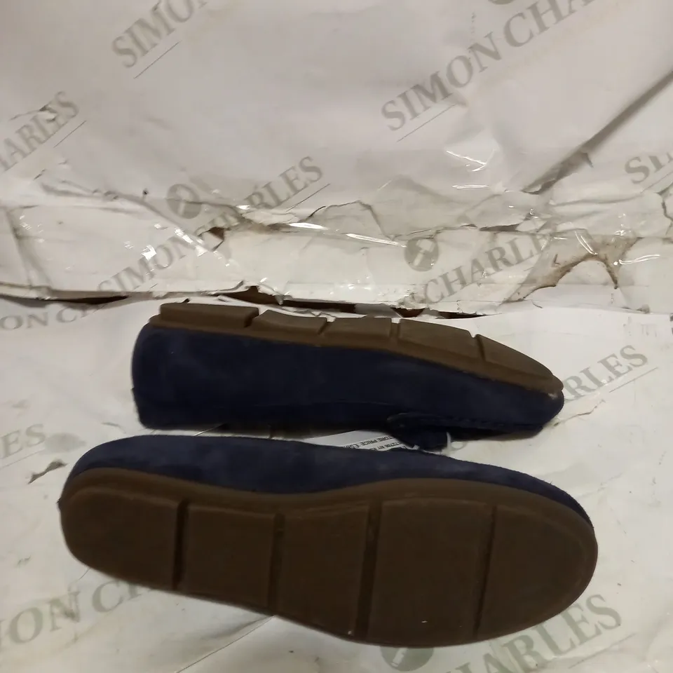 VIONIC BLUE SLIP ON SHOES SIZE 5 