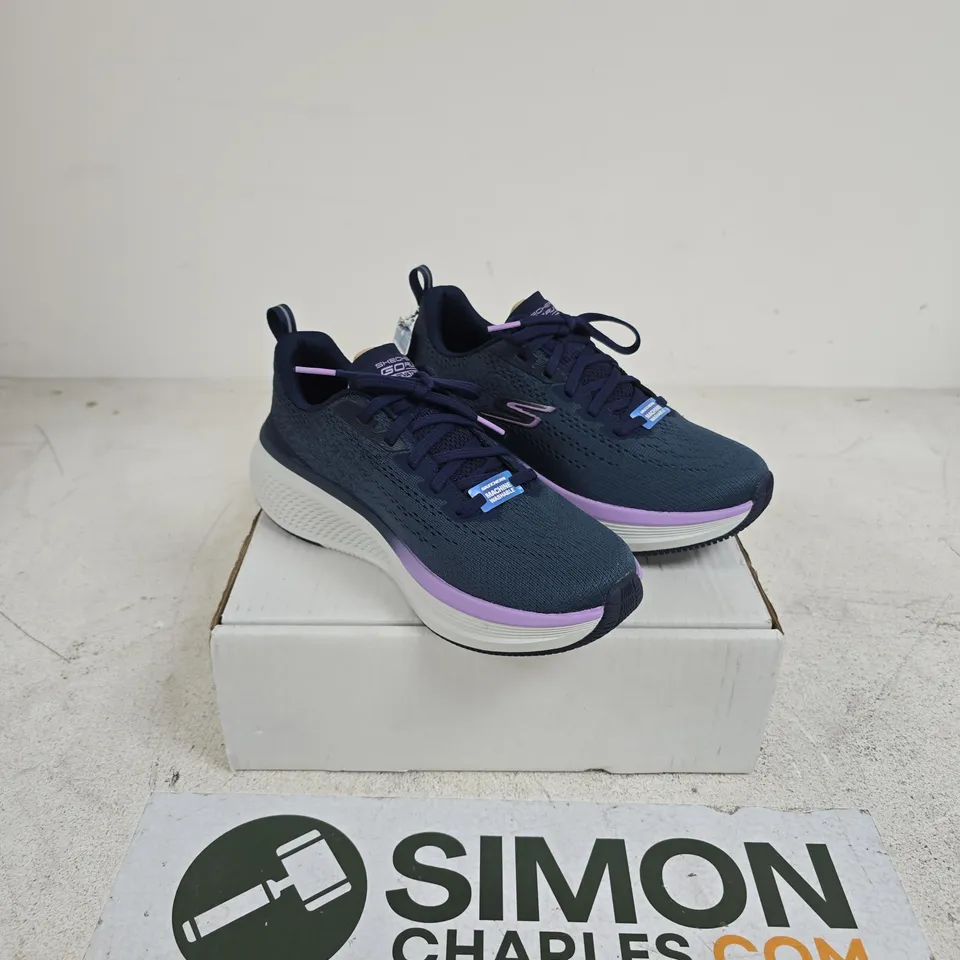 BOXED PAIR OF SKETCHERS GO RUN TRAINERS SIZE 4