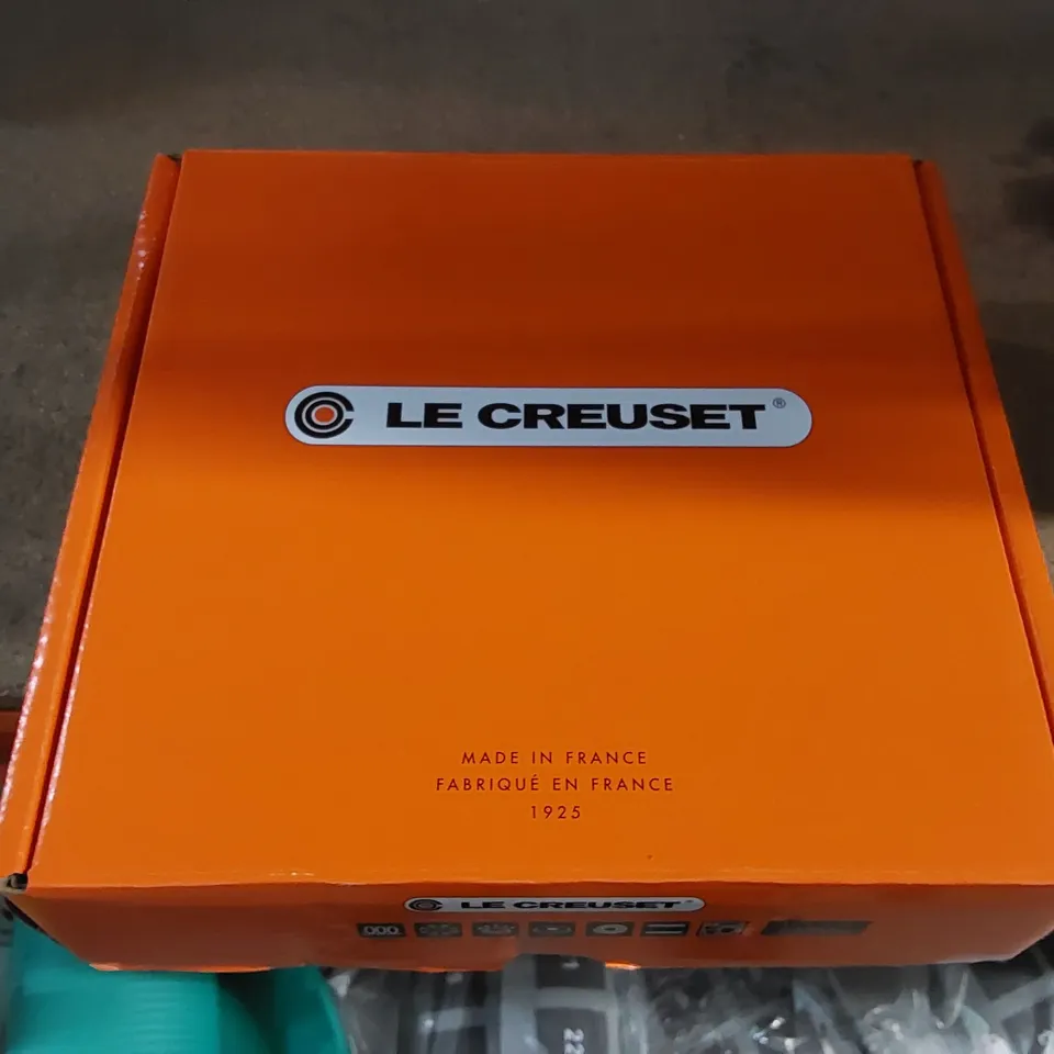 BOXED LE CREUSET SIGNATURE SHALLOW CASSEROLE 22CM