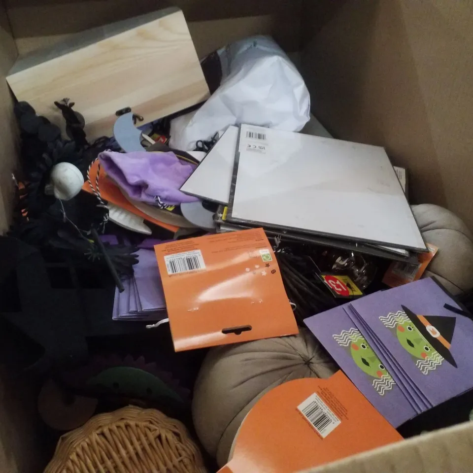 PALLET CONTAINING ASSORTED BRAND NEW HALLOWEEN PRODUCTS INCLUDING PLUSH PUMPKINS, MACHE HAUNTED HOUSES & GIFT BAGS