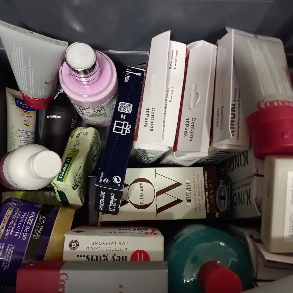 BOX OF APPROX 15 ASSORTED HEALTH AND BEAUTY ITEMS TO INCLUDE - MUSTELA STELA TOPIA CLEANING GEL - GARNIER SUMMER BODY - PONDS COLD CREAM ECT