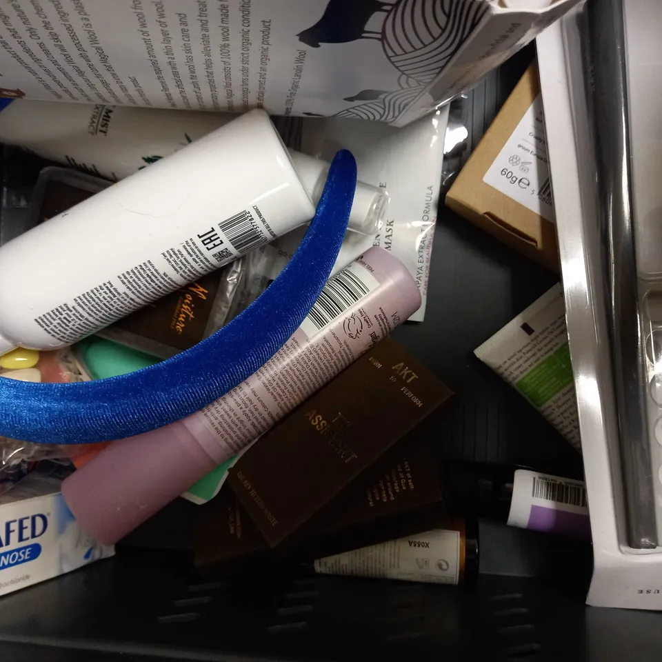 LOT OF APPROXIMATELY 20 ASSORTED HEALTH & BEAUTY ITEMS, TO INCLUDE MARTHA HILL, MANUAL, JARDIN, ETC