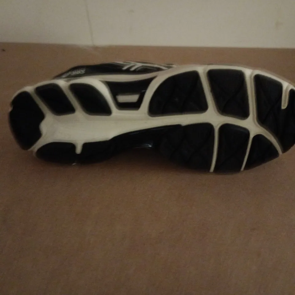 UNBOXED PAIR OF ASICS TRAINERS IN BLACK/WHITE - UK 9