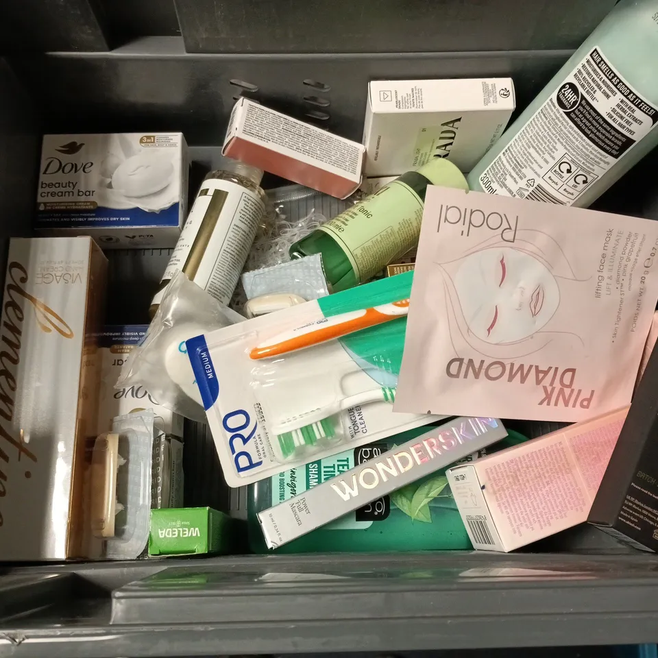 LOT OF APPROXIMATELY 22 ASSORTED HEALTH AND BEAUTY ITEMS TO INCLUDE DOVE SOAP, MANSCAPED BODY WASH AND ORAL-B TOOTHBRUSH HEADS