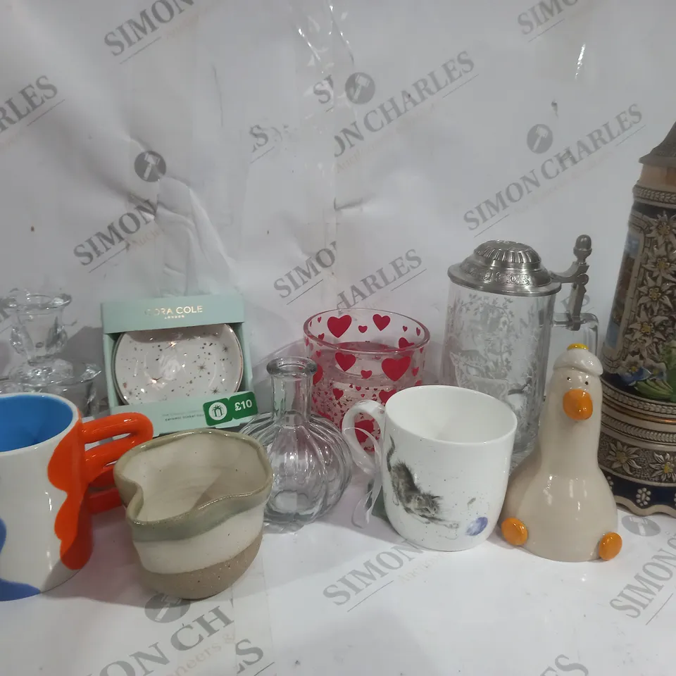 APPROXIMATELY 12 ASSORTED HOME ITEMS INCLUDING LONG DECORATIVE TEA POTS, SET OF 4 CANDLES, SMALL PUMPKIN VASES