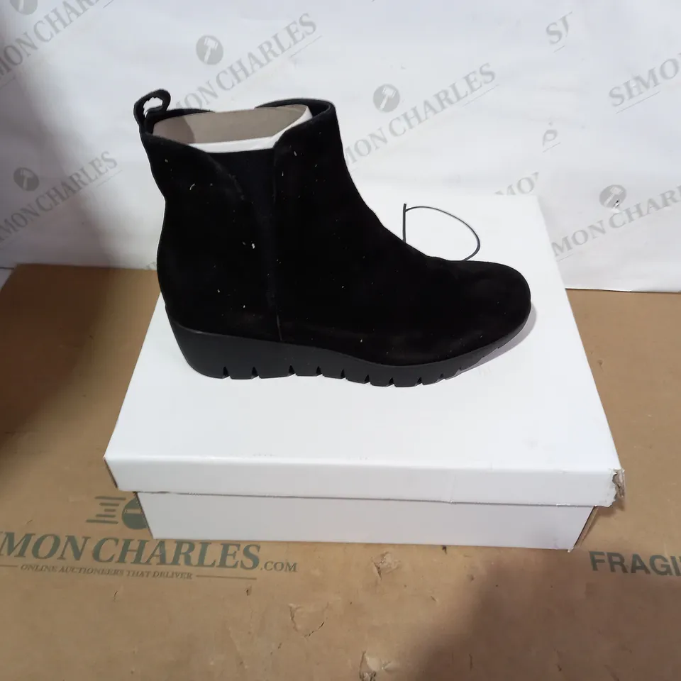 BOXED PAIR OF SHOON BLACK BOOTS - SIZE 39