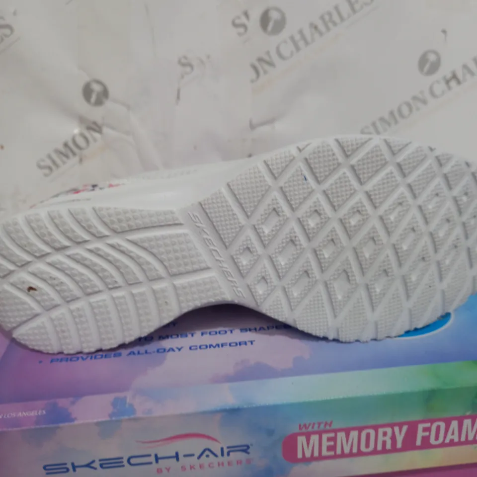 BOXED PAIR OF WHITE SKETCH-AIR TRAINERS SIZE 6