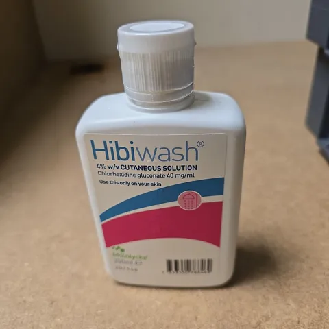 APPROXIMATELY 20 ASSORTED COSMETIC ITEMS INCLUDING HIBIWASH , DR ORGANIC BODY WASH AND KERASTASE SHAMPOO
