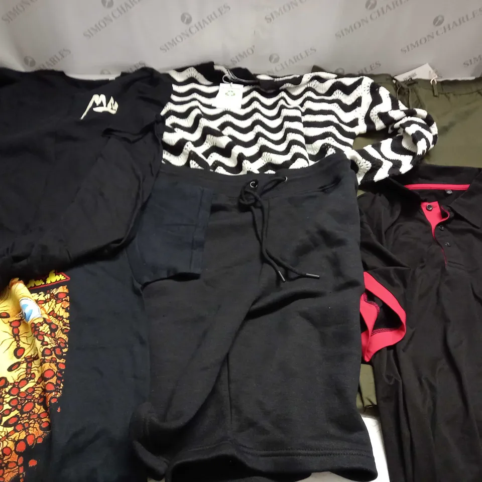 LARGE QUANTITY OF CLOTHING ITEMS TO INCLUDE DRESSES, SWEATERS, JEANS, T-SHIRTS, ETC