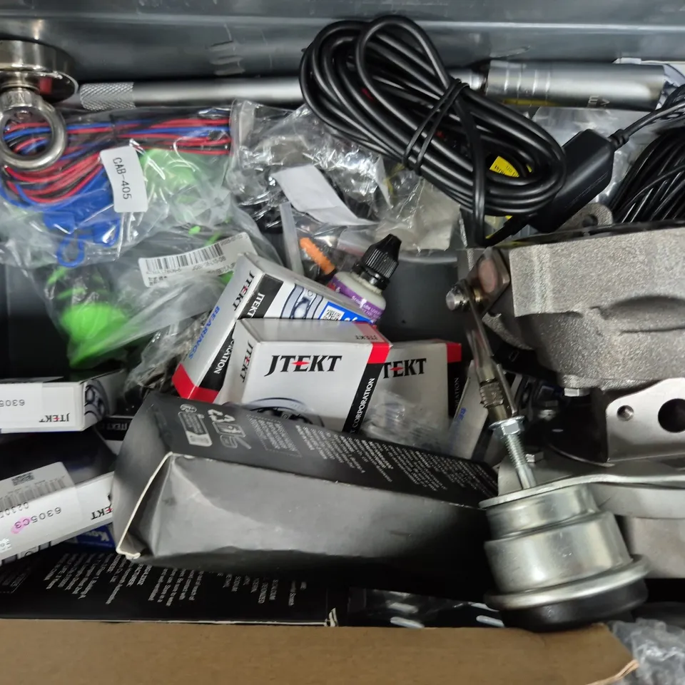 APPROXIMATELY 10 ASSORTED VEHICLE PARTS AND ACCESSORIES TO INCLUDE AIR FRESHENER, BICYCLE CHAIN LUBRICANT, ETC - COLLECTION ONLY