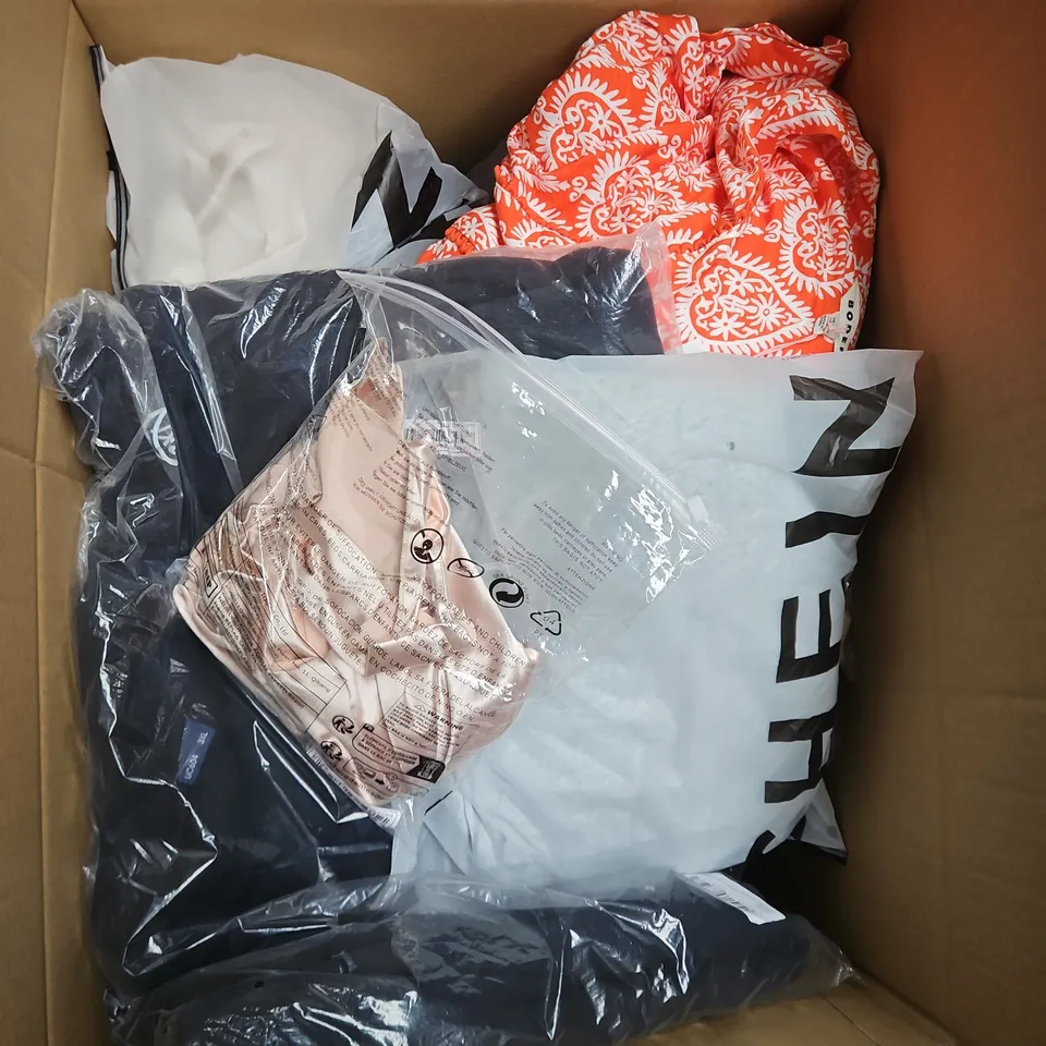 APPROXIMATELY 20 ASSORTED CLOTHING ITEMS IN VARIOUS SIZES, STYLES AND COLOURS