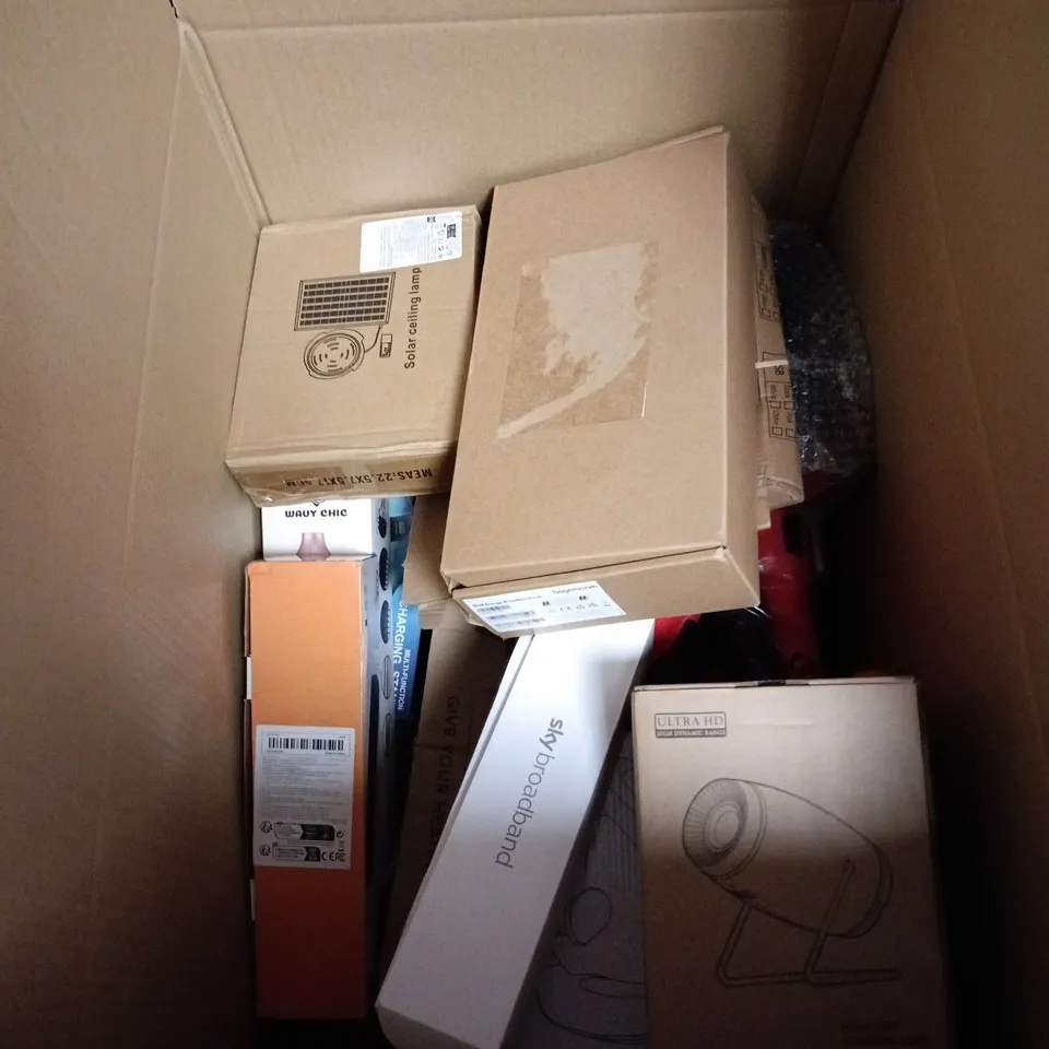 BOX OF APPROXIMATELY 12 ASSORTED ELECTRICAL ITEMS INCLUDING SOLAR CEILING LAMP , DESK TOP SPEAKER AND HAIR STYLING COMB 