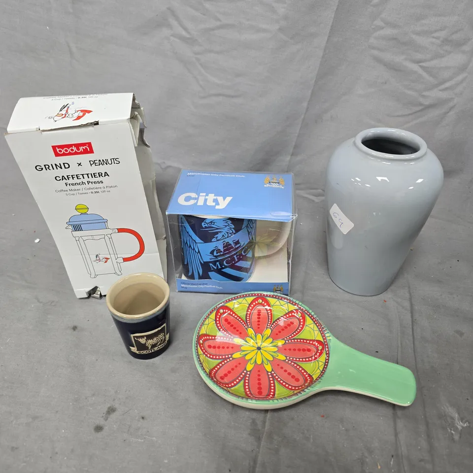 APPROXIMATELY 7 ASSORTED HOUSEHOLD PRODUCTS TO INCLUDE FRENCH PRESS, MAN CITY MUG, HOME DECOR ETC 