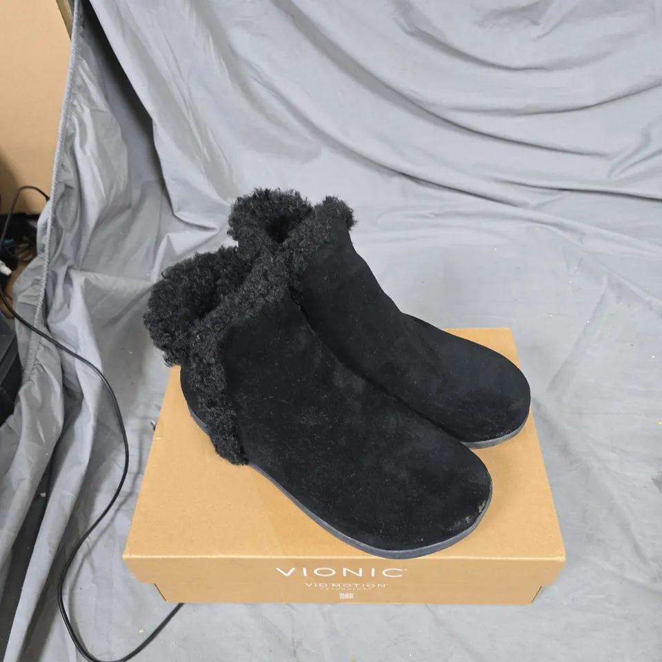VIONIC WOMEN'S BLACK SUEDE BOOTS WITH FUR-LINED INTERIOR – UK 6 (BOXED)