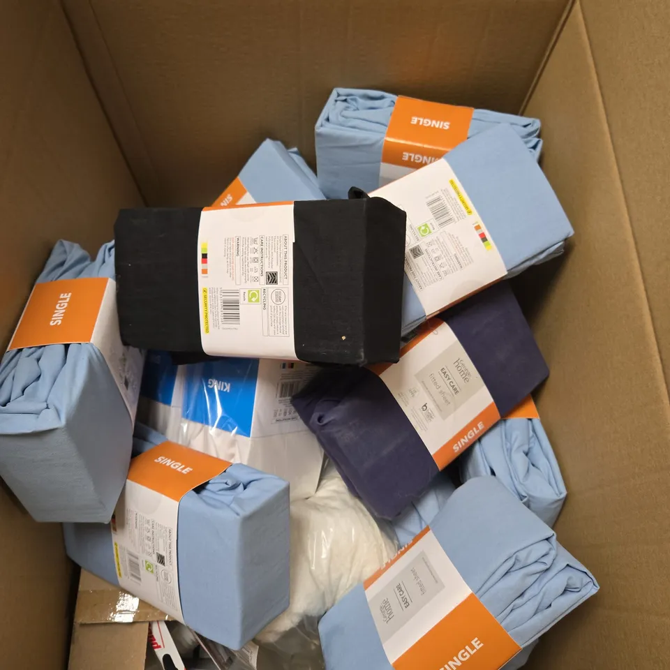APPROXIMATELY 15 ASSORTED DUVET SETS AND FITTED SHEETS