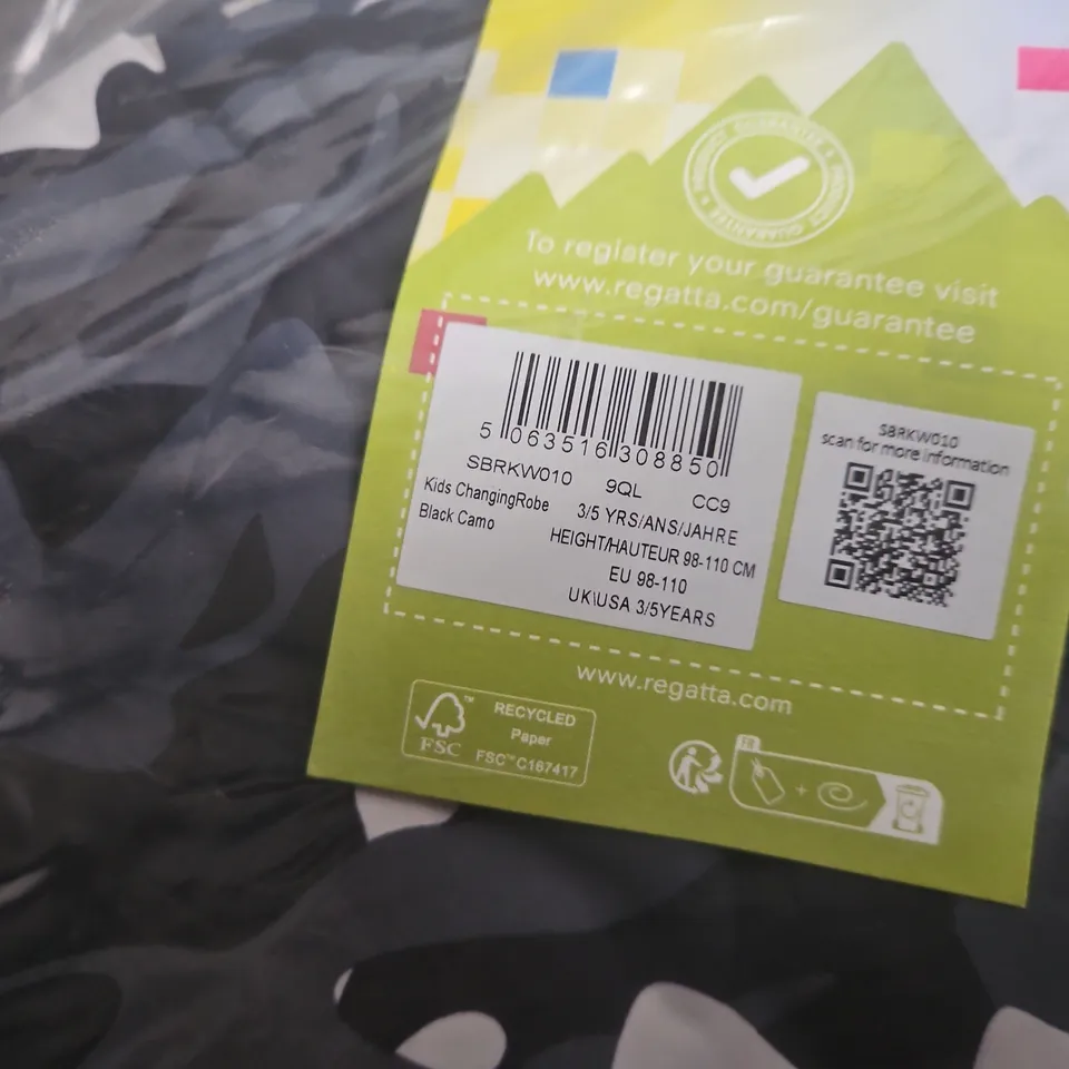 BAGGED REGATTA GREAT OUTDOORS KIDS CHANGING ROBE – BLACK CAMOUFLAGE, UK 3–5 YRS (HEIGHT 98–110 CM)