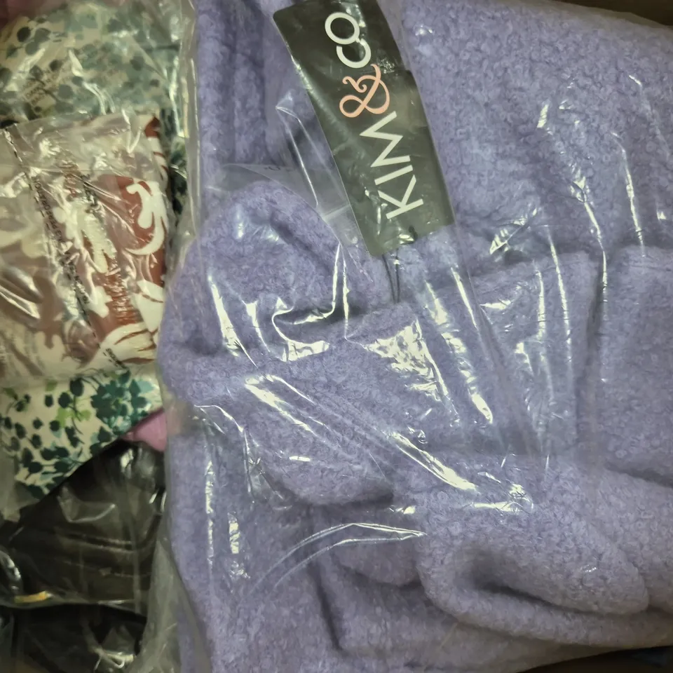 BOX OF APPROXIMATELY 20 ASSORTED CLOTHING AND FASHION ITEMS IN VARIOUS STYLES, SIZES, AND COLOURS - COLLECTION ONLY