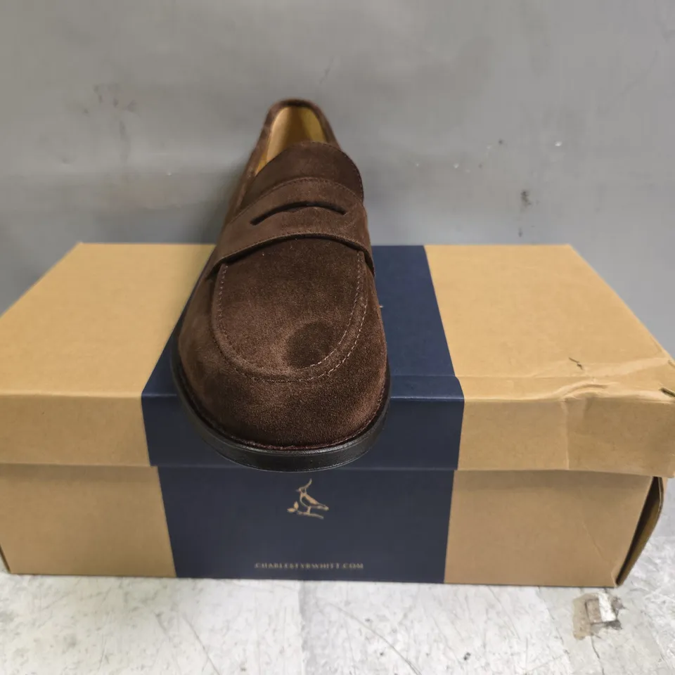 BOXED PAIR OF CHARLES TYRWHITT SUEDE SADDLE LOAFERS IN CHOCOLATE BROWN SIZE UK 9