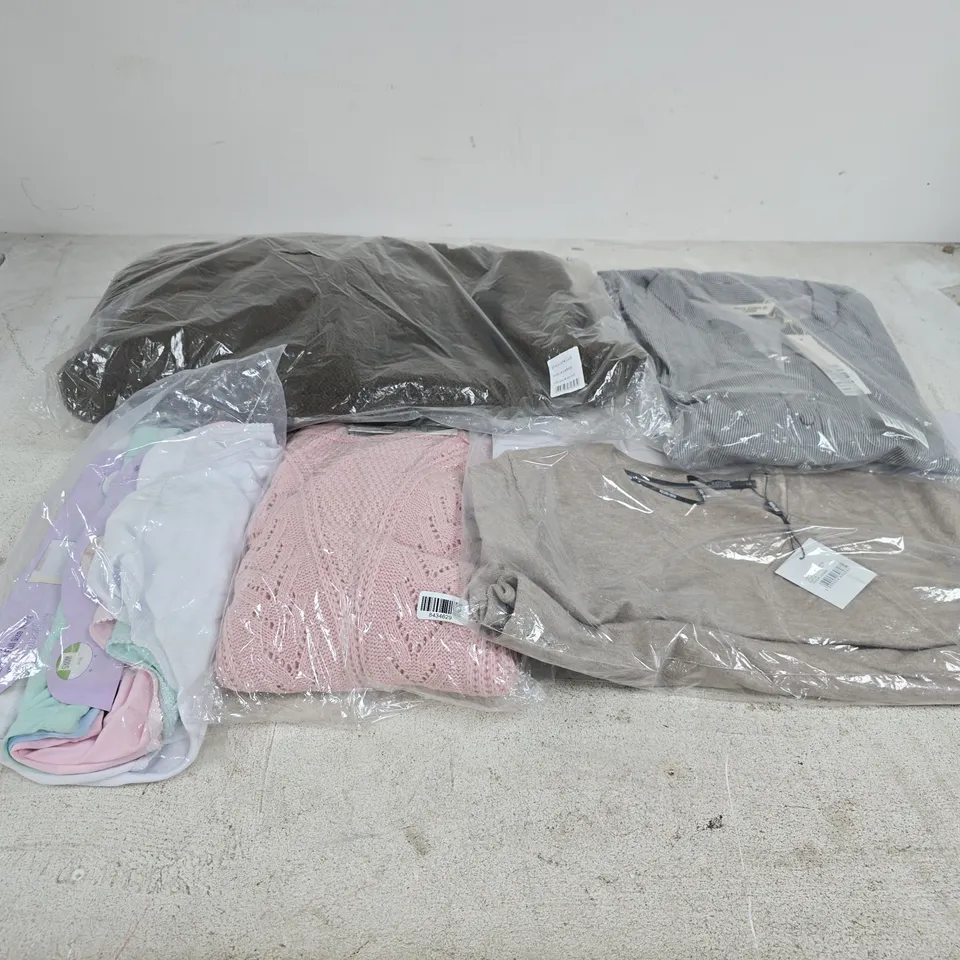 APPROXIMATELY 30 ASSORTED CLOTHING ITEMS IN VARIOUS SIZES, STYLES & COLOURS TO INCLUDE BRANDS SUCH AS PURE & NATURAL, MARINA KANEVA, ARCTIC STORM, ETC - COLLECTION ONLY