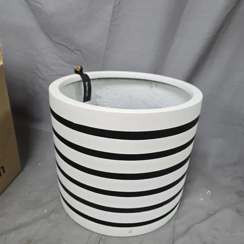 BOXED FOX AND HERN WHITE CERAMIC PLANTER 