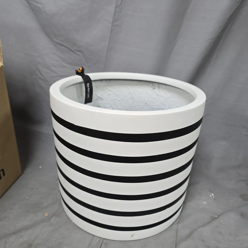 BOXED FOX AND HERN WHITE CERAMIC PLANTER 