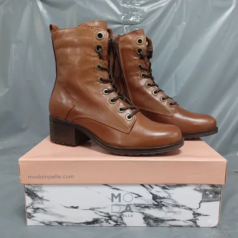 BOXED PAIR OF MODA IN PELLE LEATHER BOOTS IN TAN SIZE 4