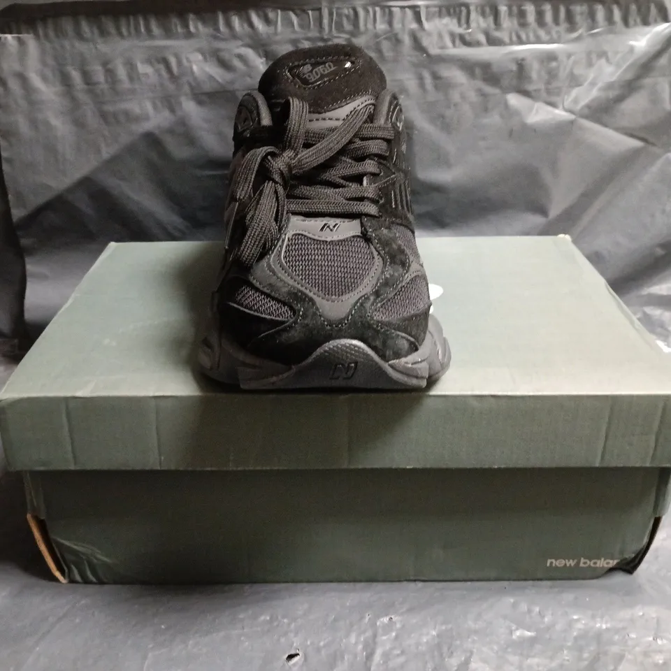 BOXED PAIR OF NEW BALANCE 9060 TRAINERS IN BLACK SIZE 7.5