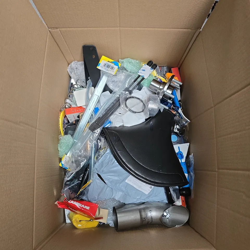 BOX OF APPROXIMATELY 30 ASSORTED ITEMS TO INCLUDE: TYRE LEVER AND WIRELESS CARPLAY DEVICE