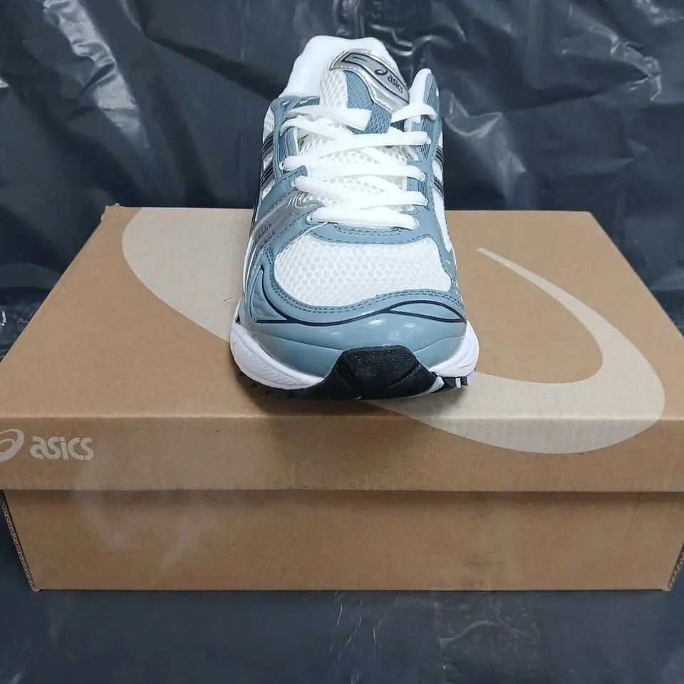 BOXED PAIR OF ASICS GEL-KAYANO 14 TRAINERS IN WHITE/GREY SIZE UK 7.5