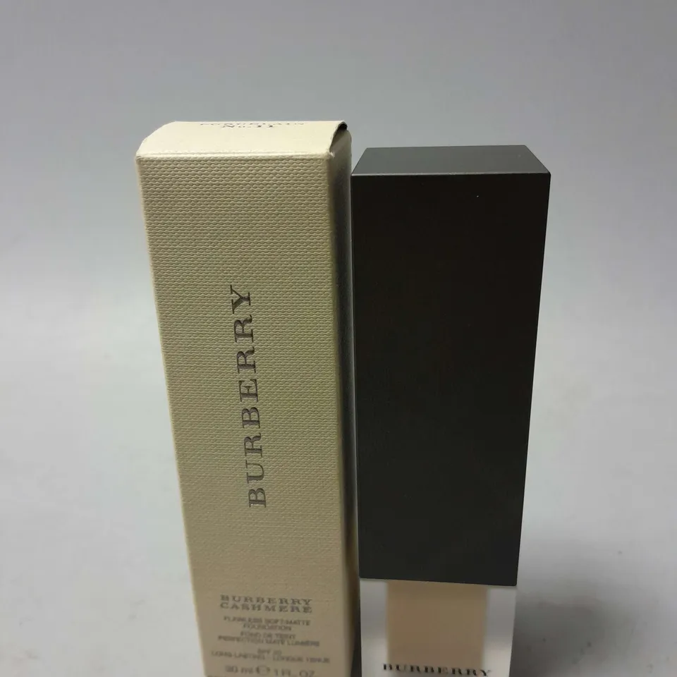 BOXED BURBERRY CASHMERE LONG-LASTING FLAWLESS SOFT-MATTE FOUNDATION (11) (30ML/1 FL)