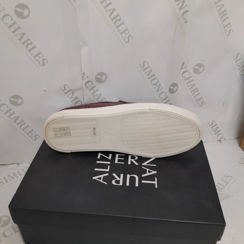 BOXED PAIR OF NATURALIZER SILVER LOW SHOES SIZE 5.5