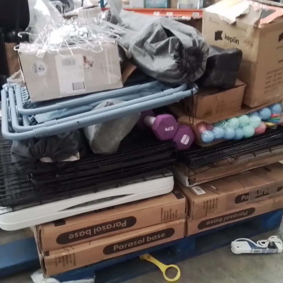 PALLET OF ASSORTED HOUSEHOLD GOODS AND PRODUCTS TO INCLUDE;PARASOL BASES,DOG CAGE,SUN LOUNGER,PLAYPEN 