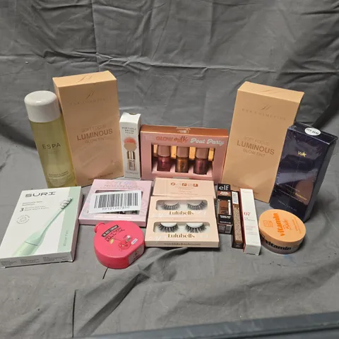 APPROXIMATELY 15 ASSORTED HEALTH & BEAUTY PRODUCTS TO INCLUDE HNB COSMETICS GLOW TINT, ELF GLOW RIVER LIP OIL, ESPA BATH AND SHOWER GEL, ETC