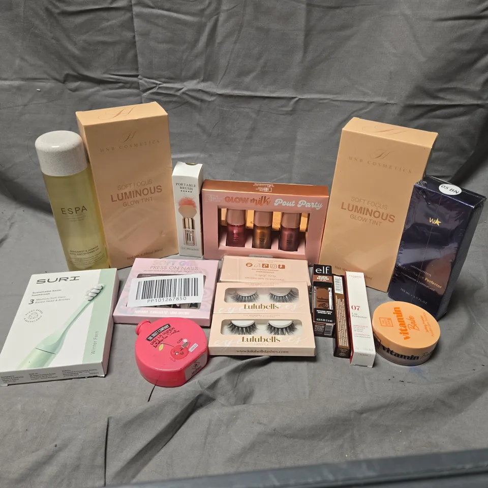 APPROXIMATELY 15 ASSORTED HEALTH & BEAUTY PRODUCTS TO INCLUDE HNB COSMETICS GLOW TINT, ELF GLOW RIVER LIP OIL, ESPA BATH AND SHOWER GEL, ETC